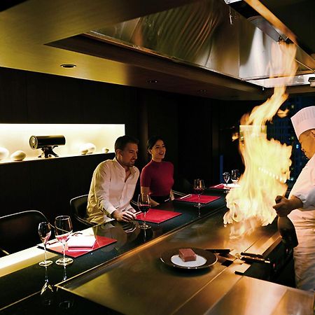 The Gate Hotel Tokyo By Hulic Luaran gambar A chef cooking with a flaming torch