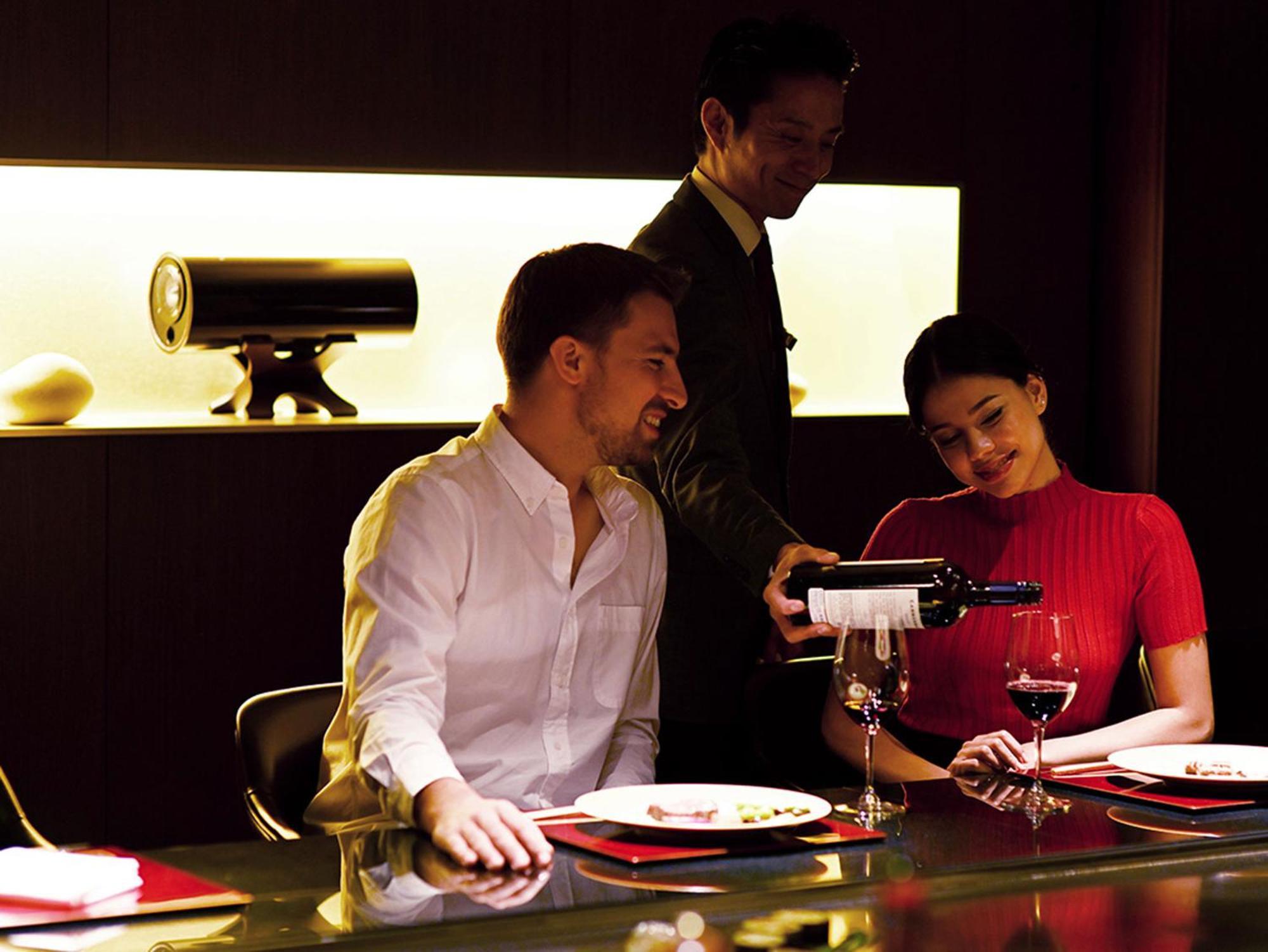 The Gate Hotel Tokyo By Hulic Luaran gambar A butler serving wine at a restaurant