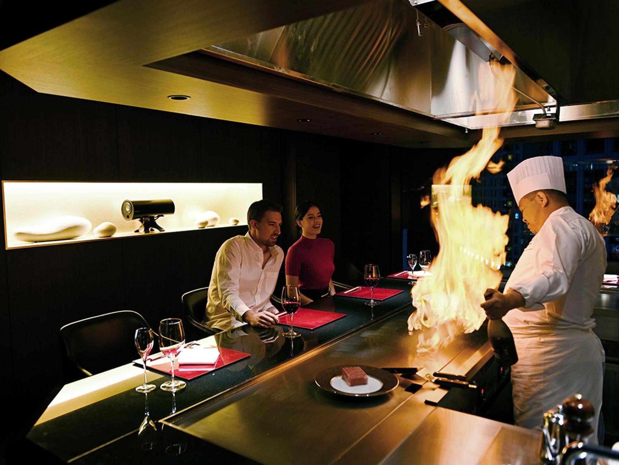The Gate Hotel Tokyo By Hulic Luaran gambar A chef cooking with a flaming torch